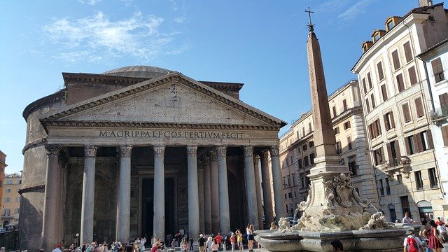 Pohled na budovu Pantheonu s fontánou
